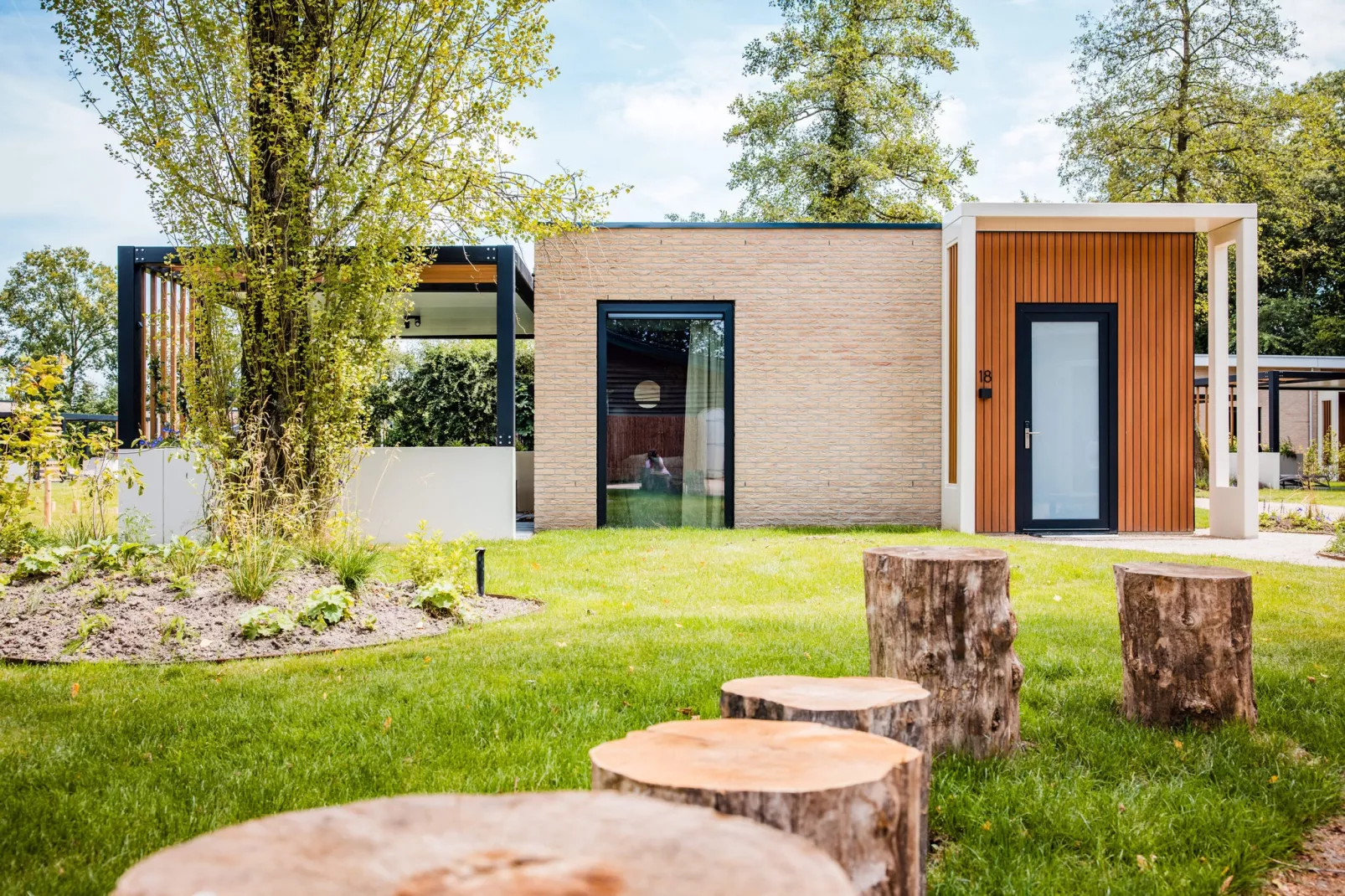 Dwergarend 17-01-Exterior summer