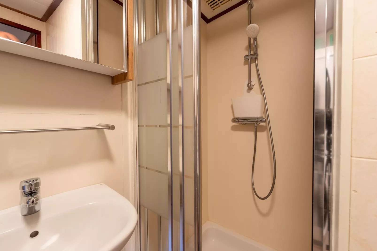 Huisje 37-Bathroom