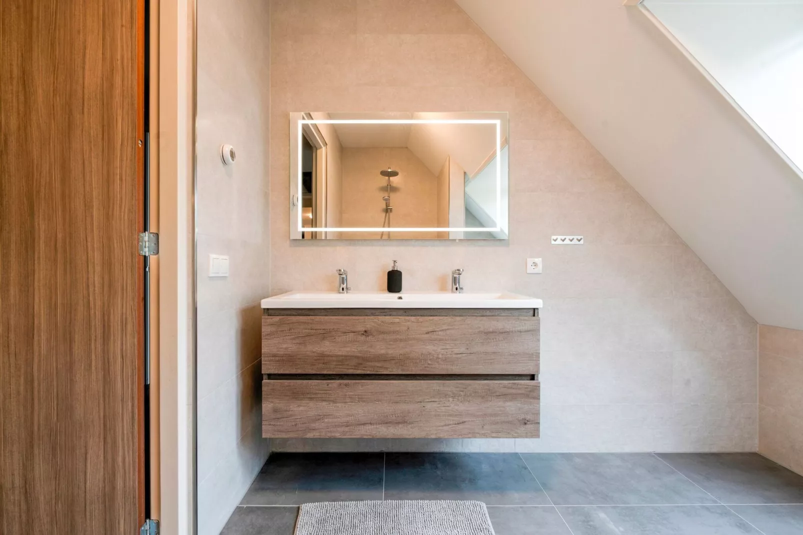 Heide State-Bathroom