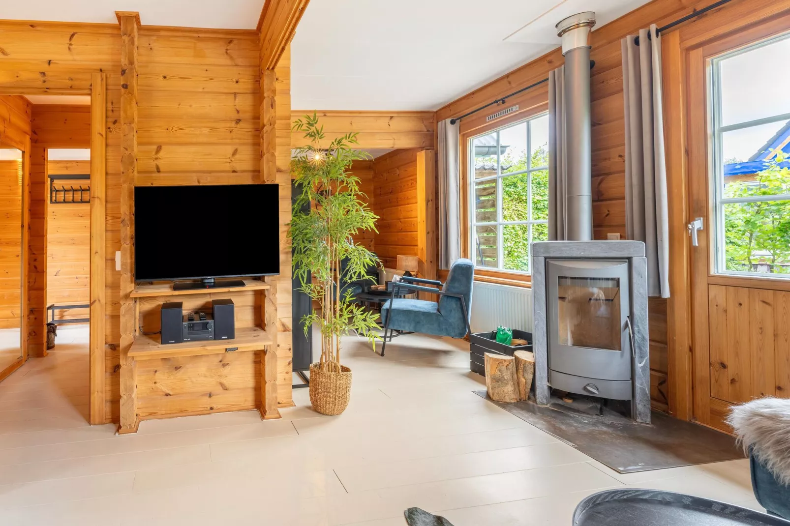 Casa Azul Finse stijl vakantiewoning 6pax aan het Zuidlaardermeer-Living room