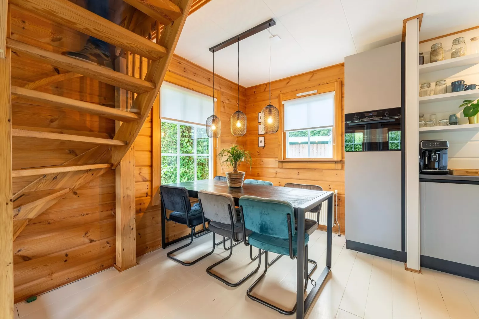 Casa Azul Finse stijl vakantiewoning 6pax aan het Zuidlaardermeer-Dining room
