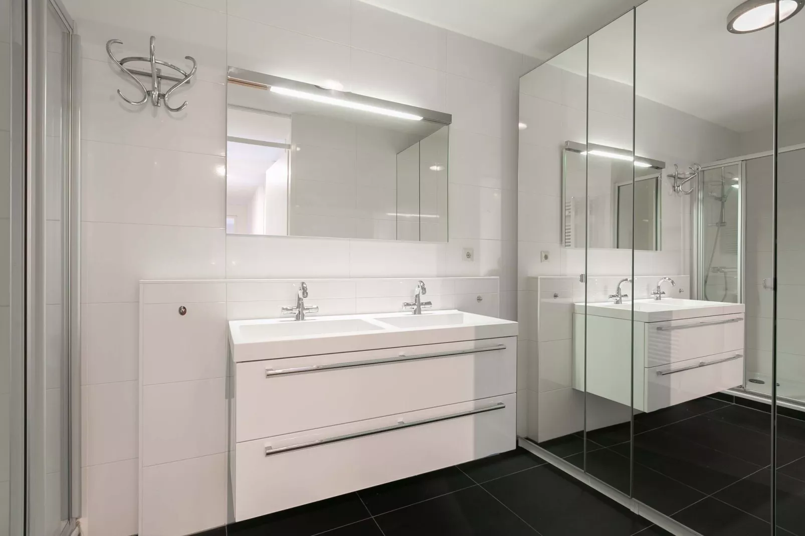 Scheveningen Harbour 28-Bathroom
