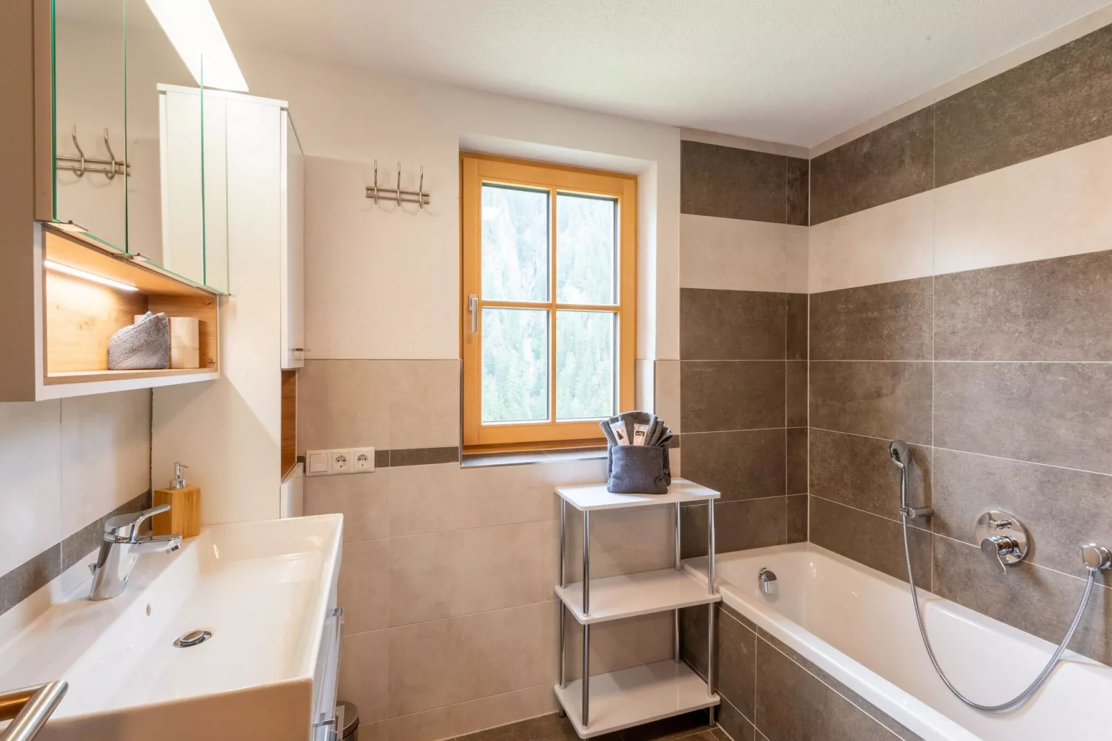 Bergappartement Schernthaner Tobadill-Bathroom