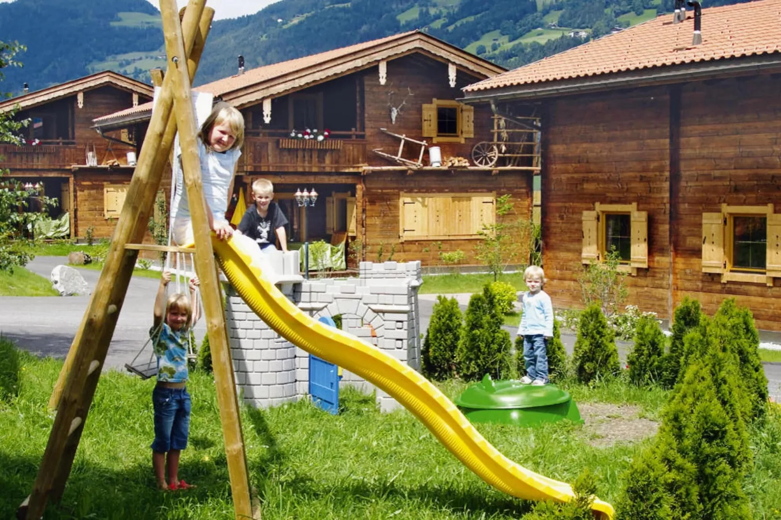 Chalets Almdorf Zillertal Fügen-Haus 4 Personen-Gärten Sommer