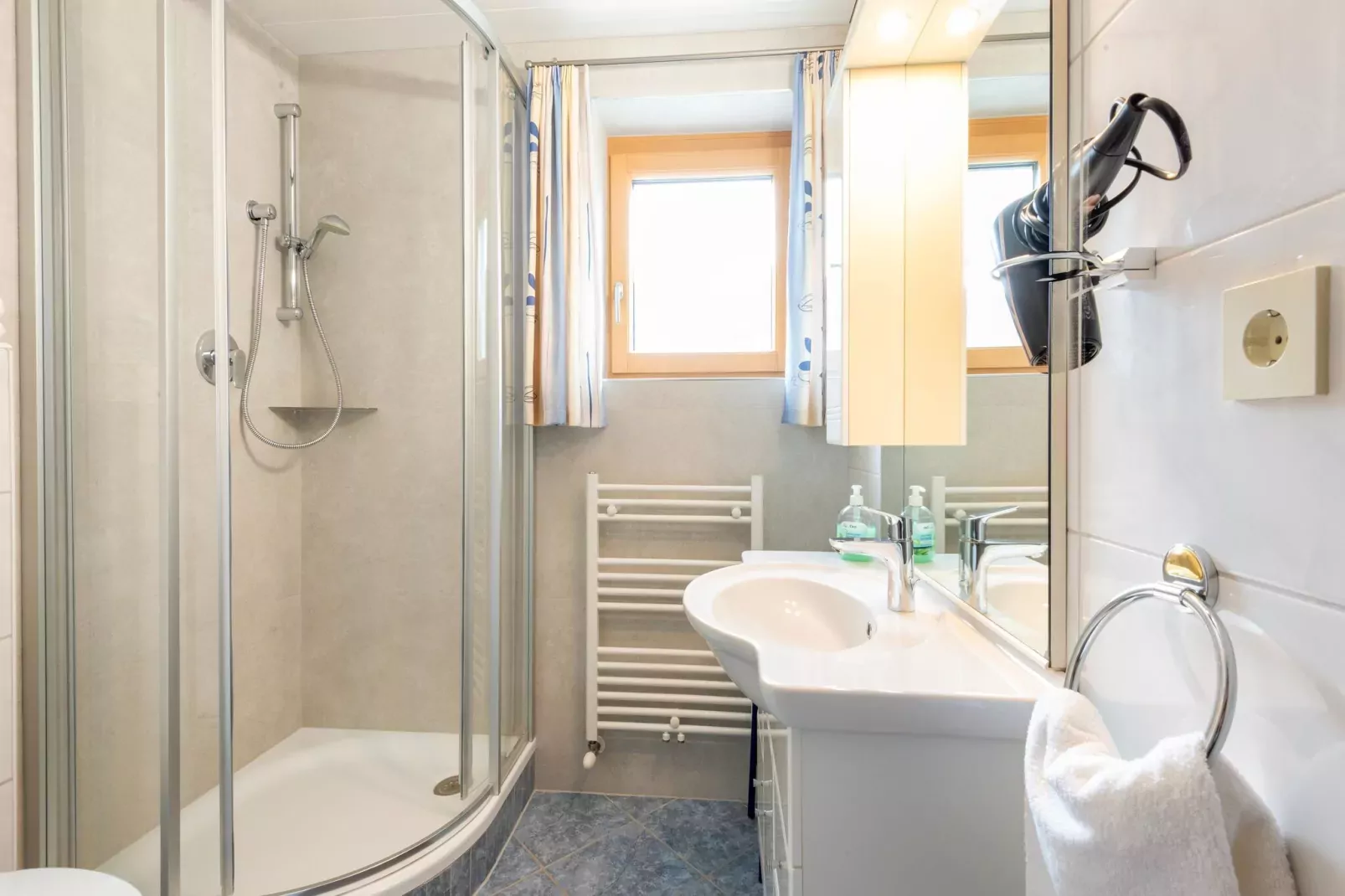 Haus Schwemberger-Bathroom