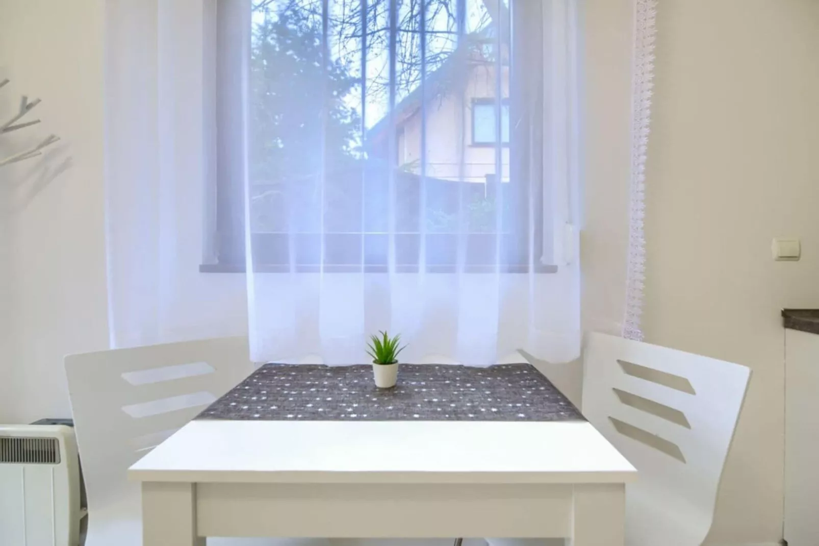 179246-Dining room