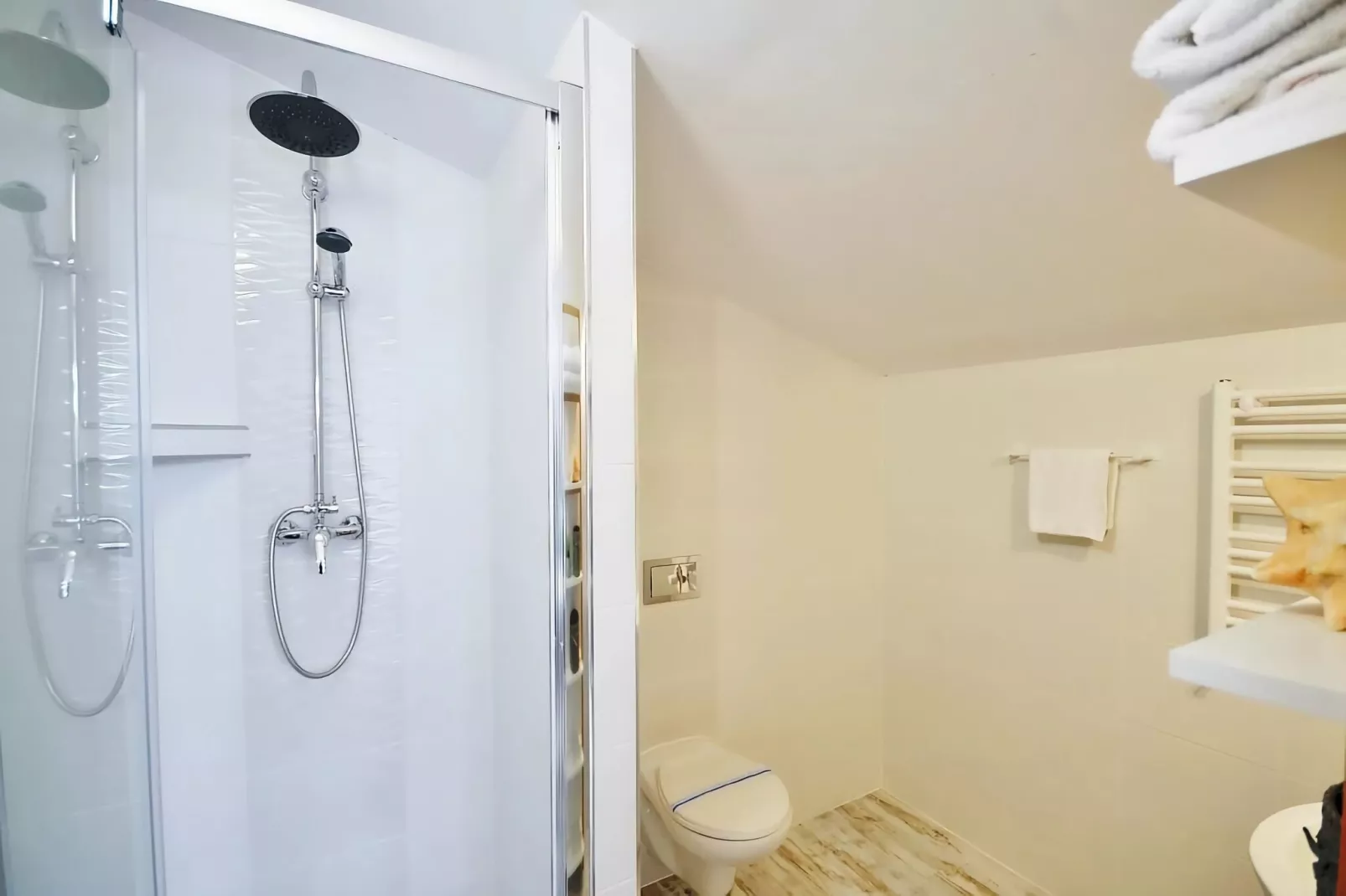 Studio 3-osobowe nr 1 30 m2 na poddaszu Ustronie Morskie-Bathroom