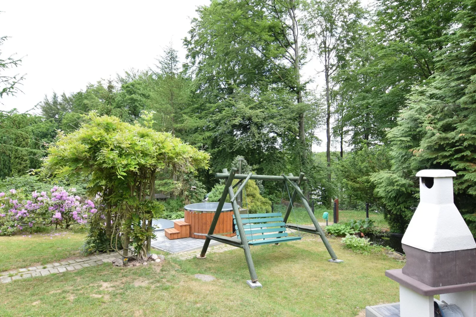 Holiday Home with whirlpool at the lake in Zakowo-Gärten Sommer