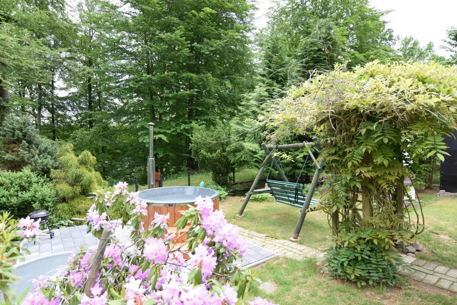 Holiday Home with whirlpool at the lake in Zakowo-Gärten Sommer