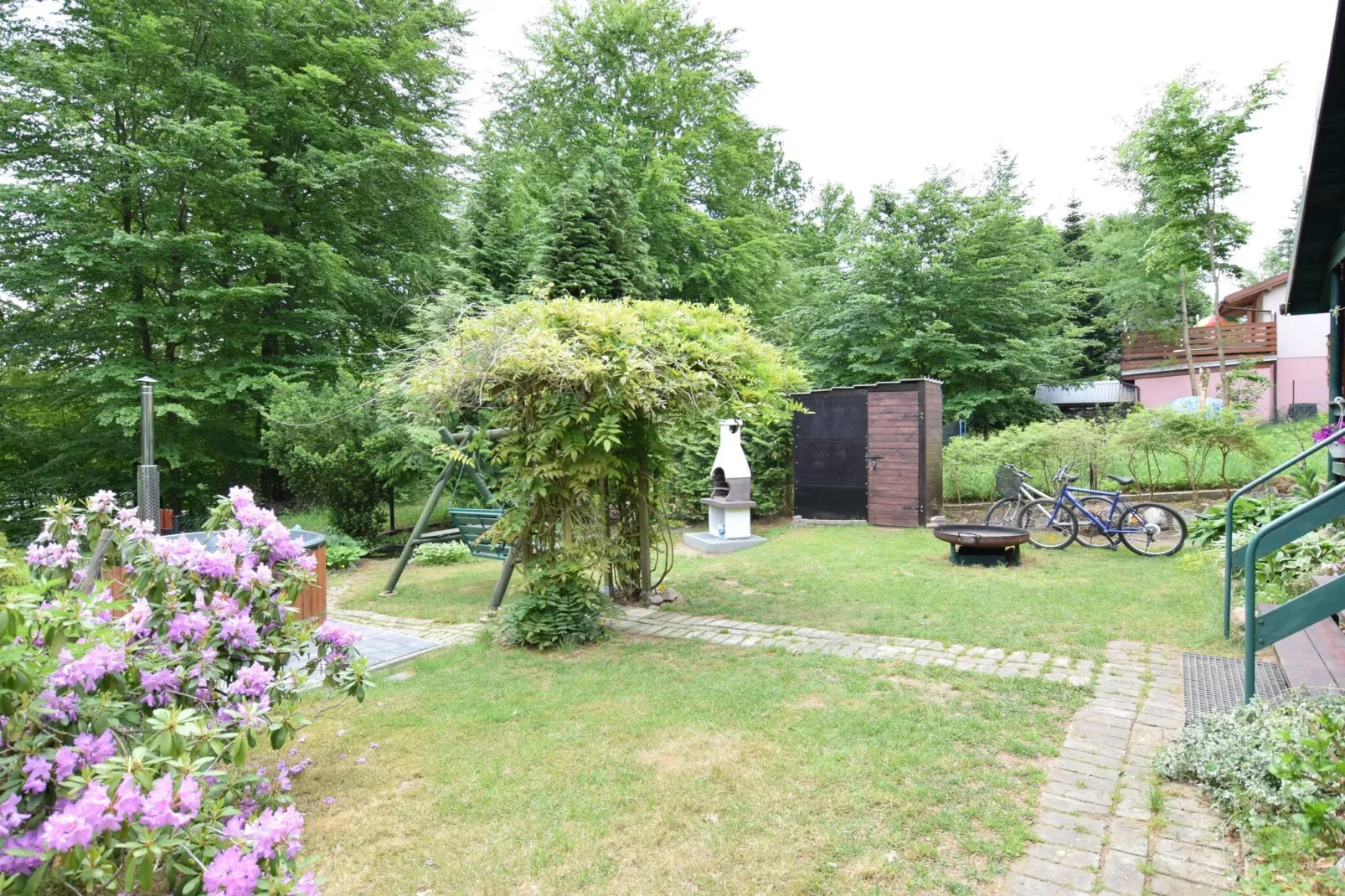 Holiday Home with whirlpool at the lake in Zakowo-Gärten Sommer
