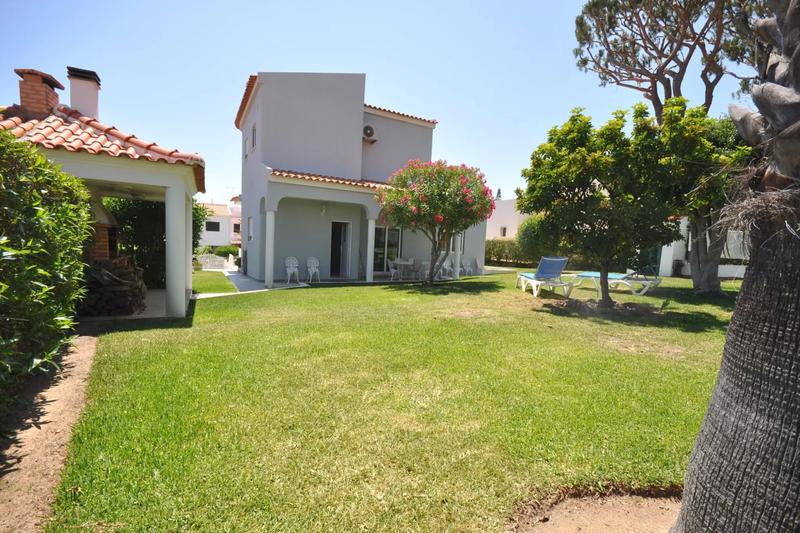 Paloma-Exterior summer