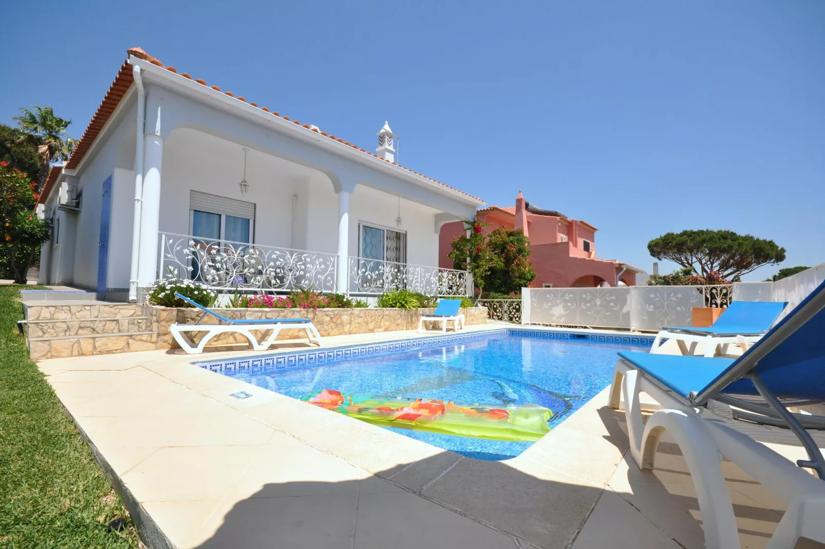 Paloma-Exterior summer