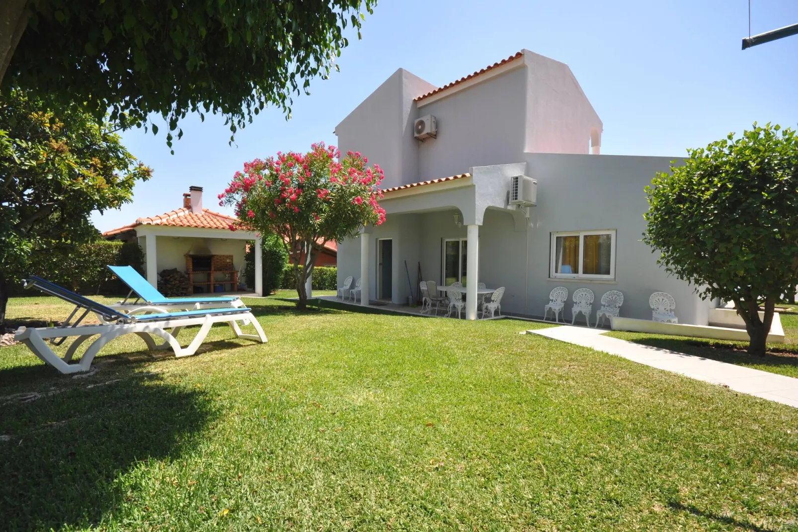 Paloma-Exterior summer