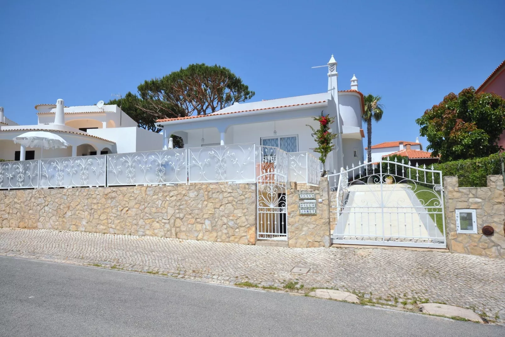 Paloma-Exterior summer