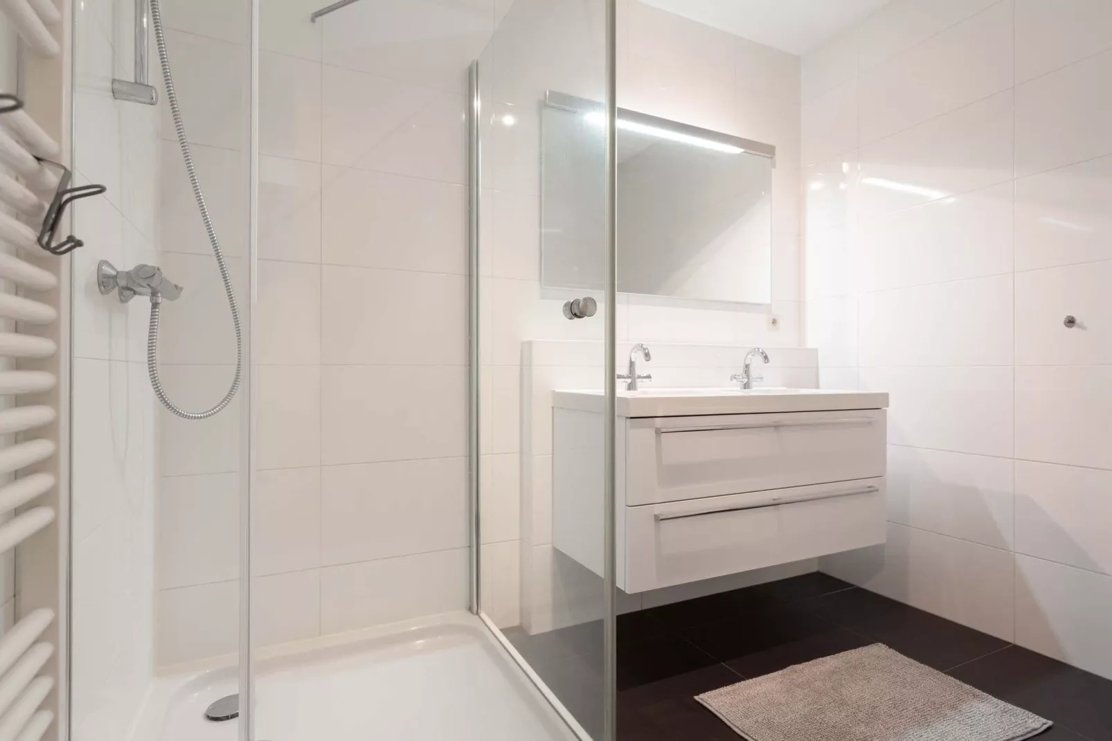 Scheveningen Harbour 28C-Bathroom