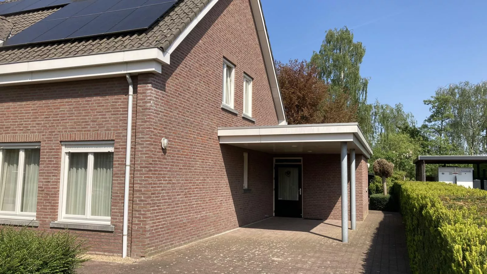 Lionshuis-Exterior summer