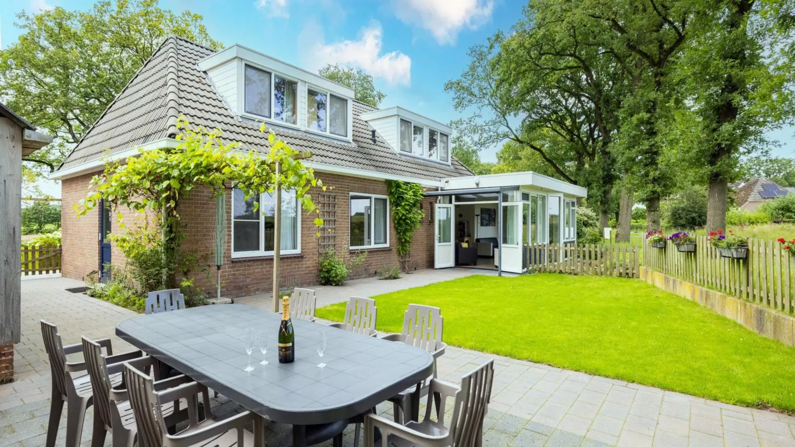 Zonnehoek-Exterior summer