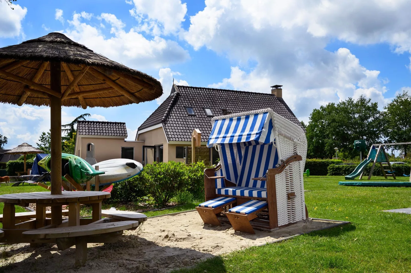 12 pers Lethehuis met sauna buitenspa en toerboot-Gardens summer