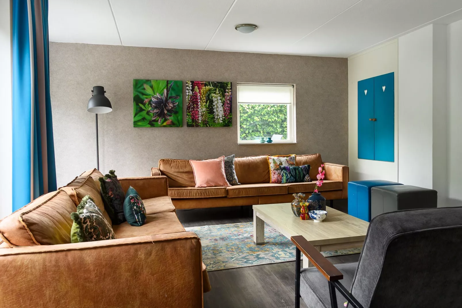 18 pers Ellersinghuis wellness met houtgestookte hottub-Living room