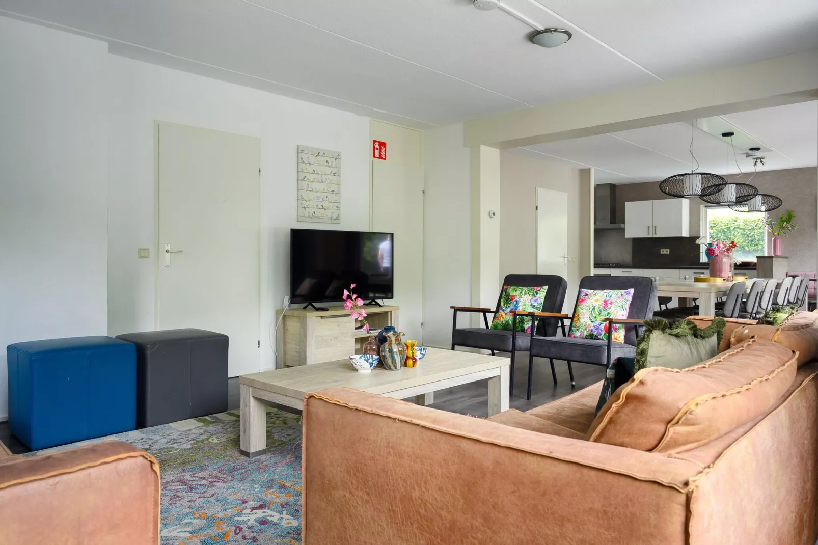 18 pers Ellersinghuis wellness met houtgestookte hottub-Living room