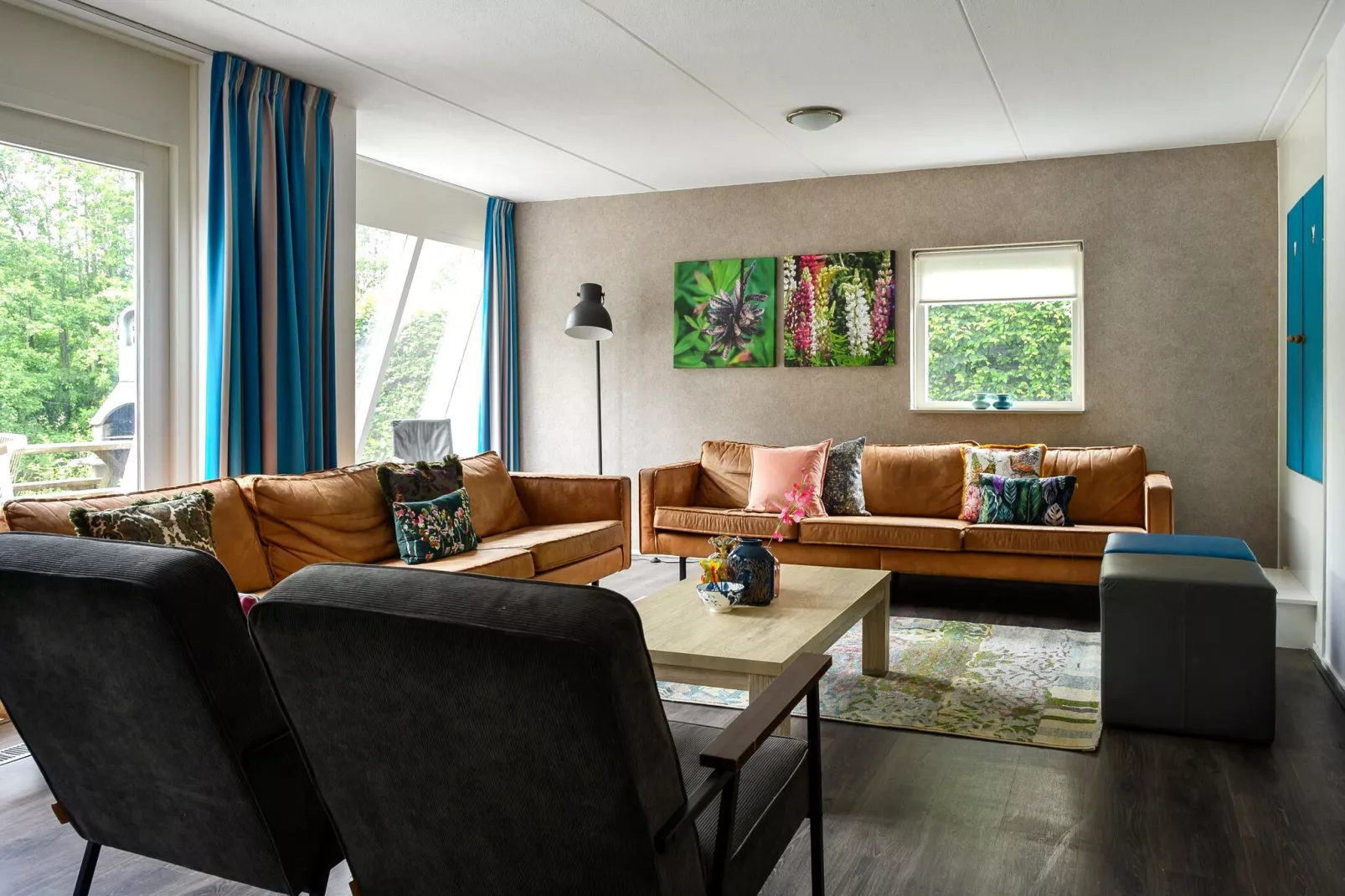 18 pers Ellersinghuis wellness met houtgestookte hottub-Living room