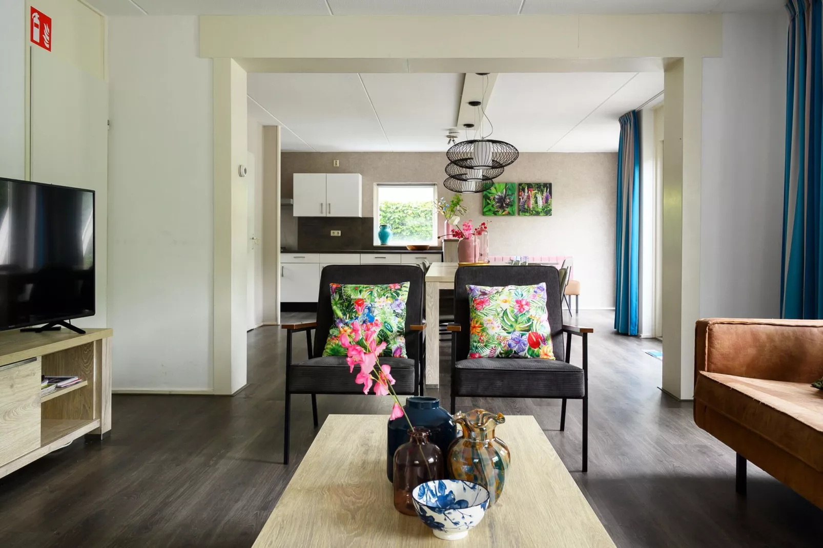 18 pers Ellersinghuis wellness met houtgestookte hottub-Living room
