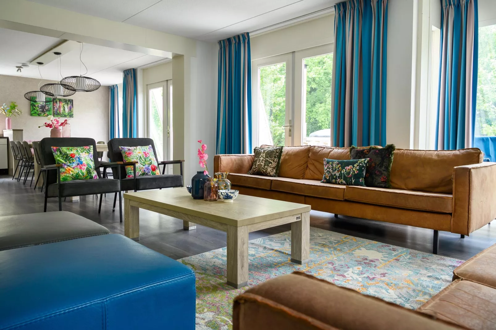 18 pers Ellersinghuis wellness met houtgestookte hottub-Living room