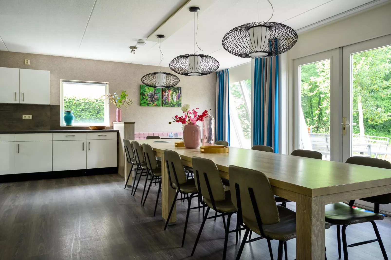 18 pers Ellersinghuis wellness met houtgestookte hottub-Dining room