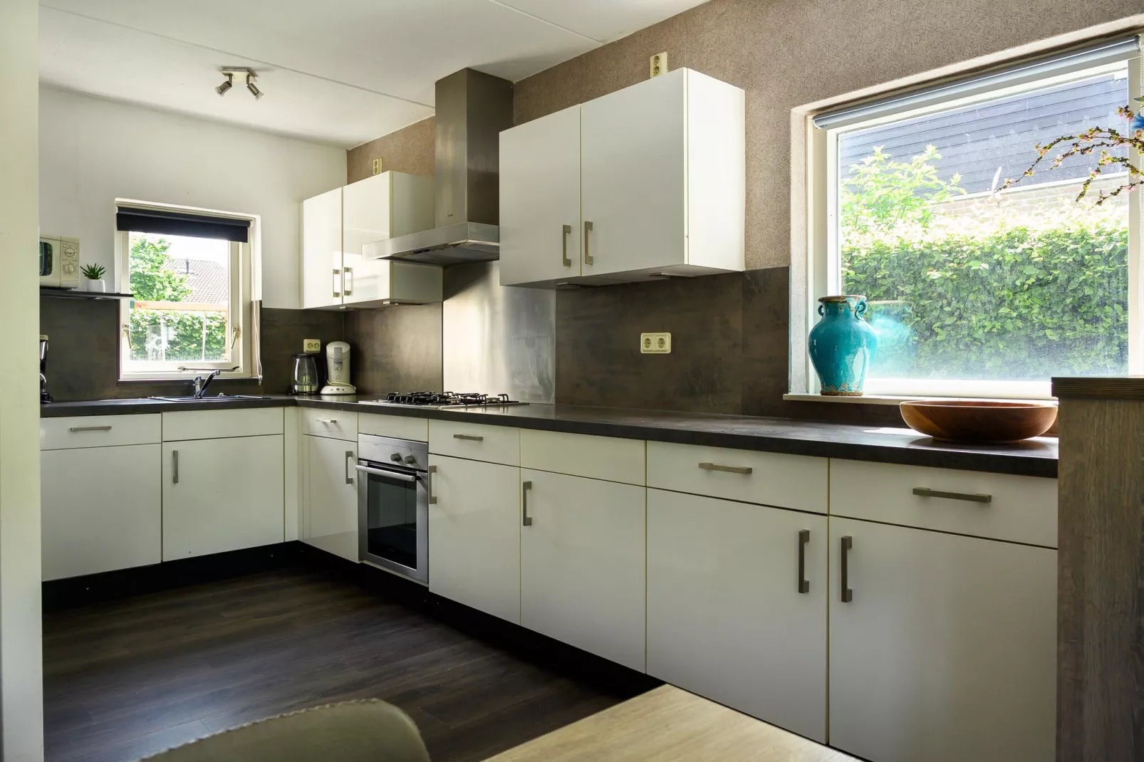 18 pers Ellersinghuis wellness met houtgestookte hottub-Kitchen