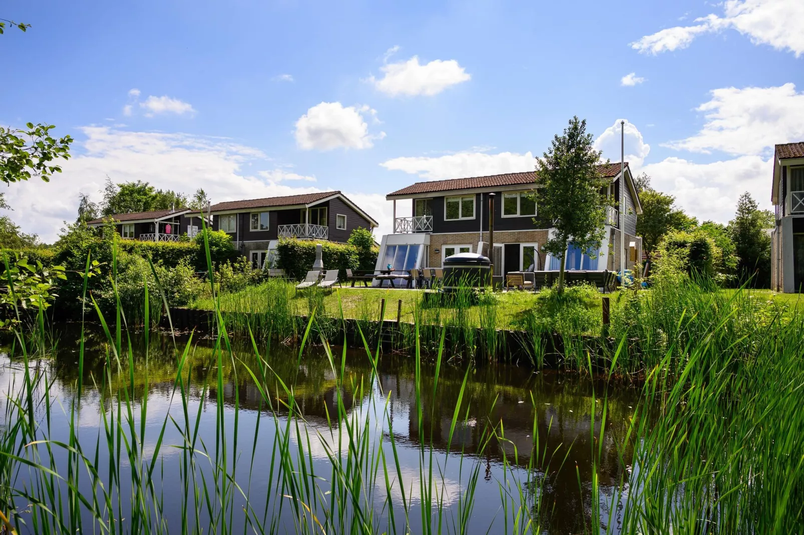 18 pers Ellersinghuis wellness met houtgestookte hottub-Exterior summer