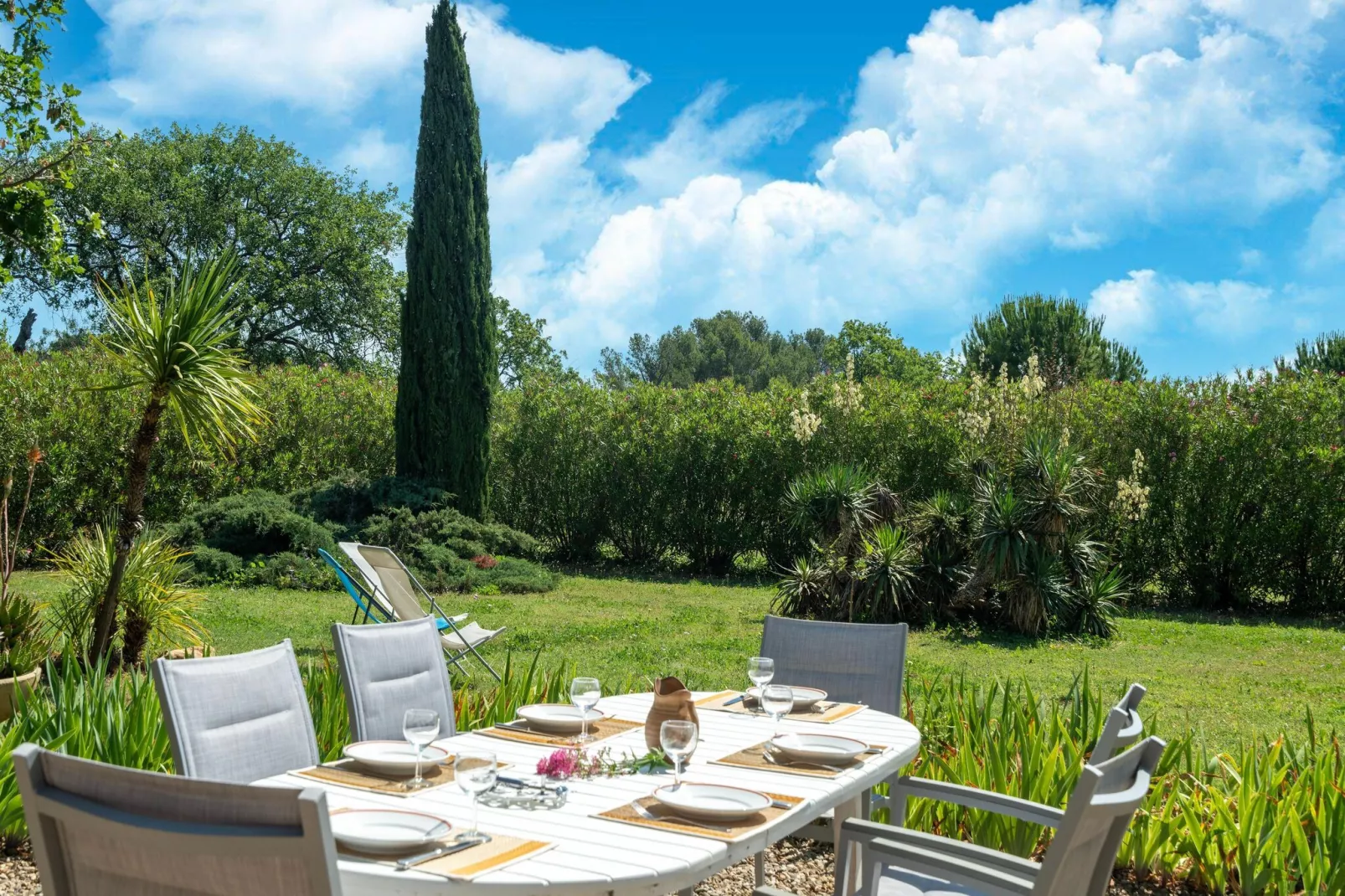 LA BOUSCADE GUESTHOUSE-Gardens summer