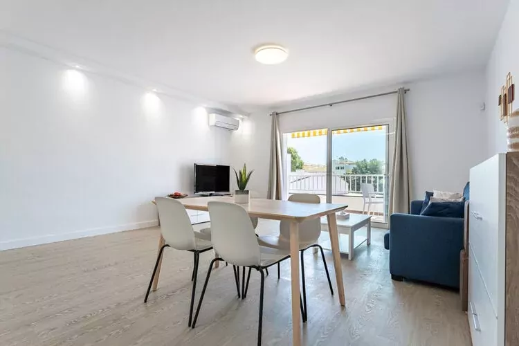 CT 328 - Faro's Butiplaya Apartment for 2-Living room