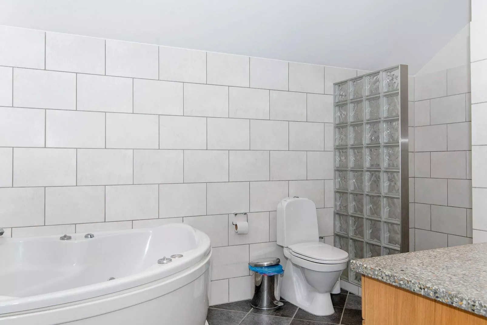 3 room,1 st floor,penthouse-Indoor