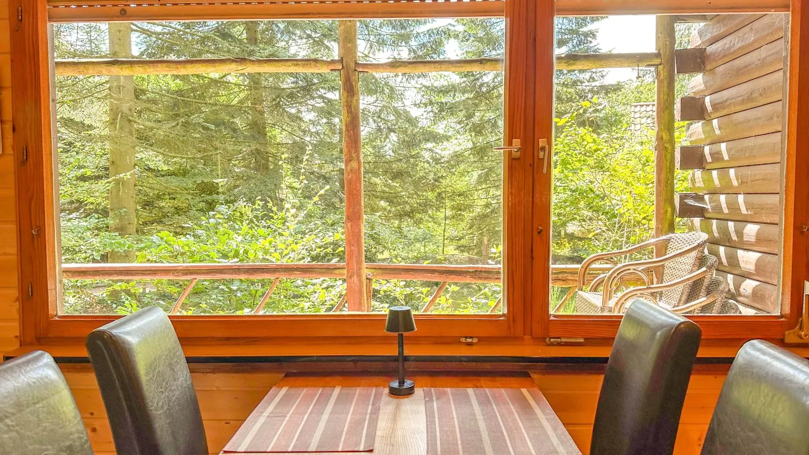 Wood Cabin-Dining room