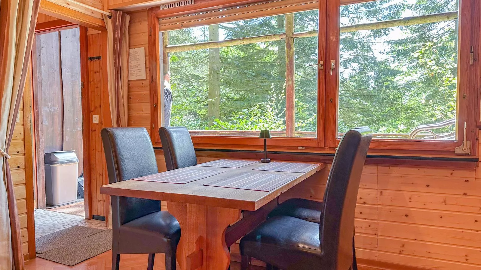 Wood Cabin-Dining room
