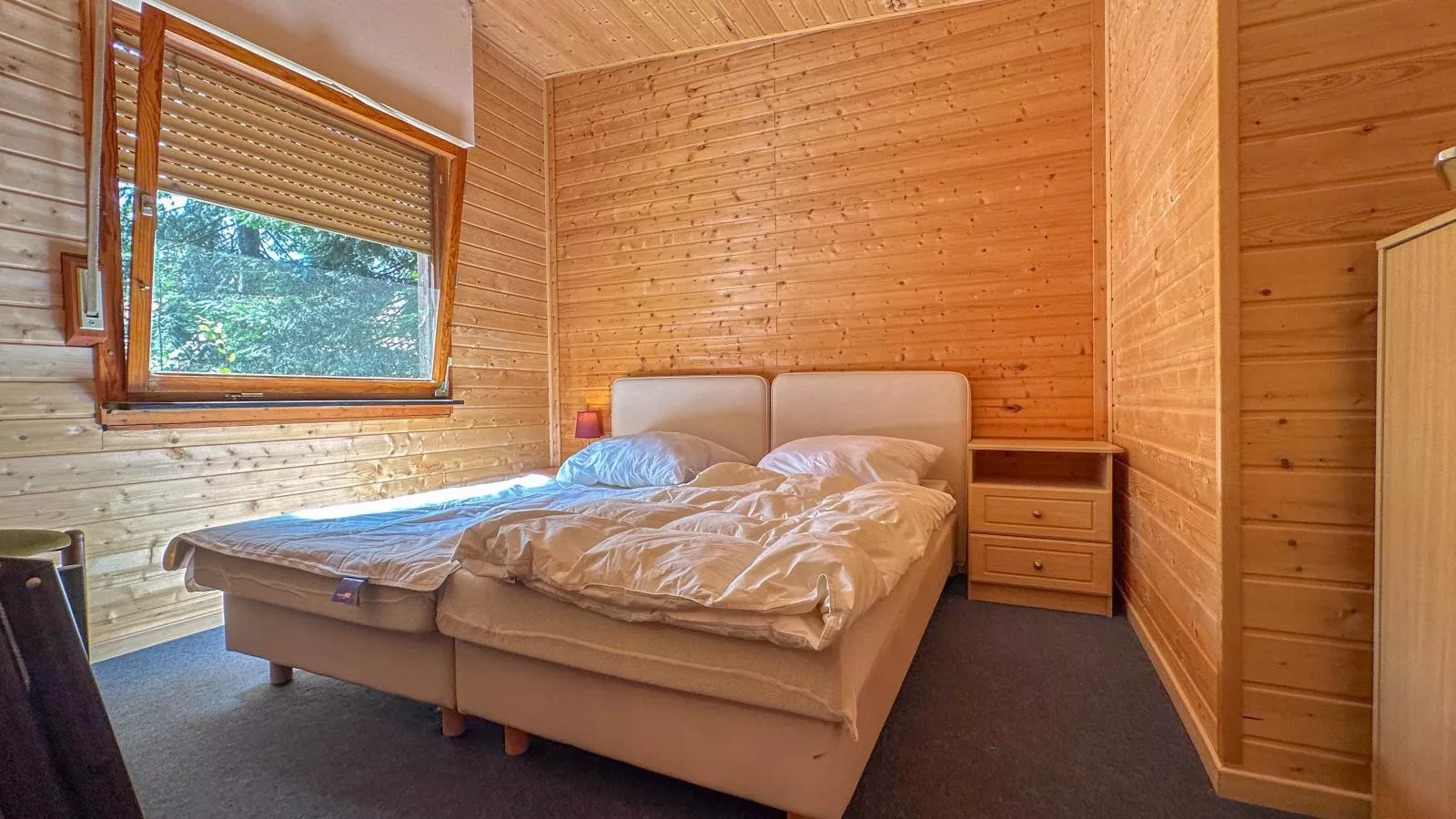 Wood Cabin-Bedroom