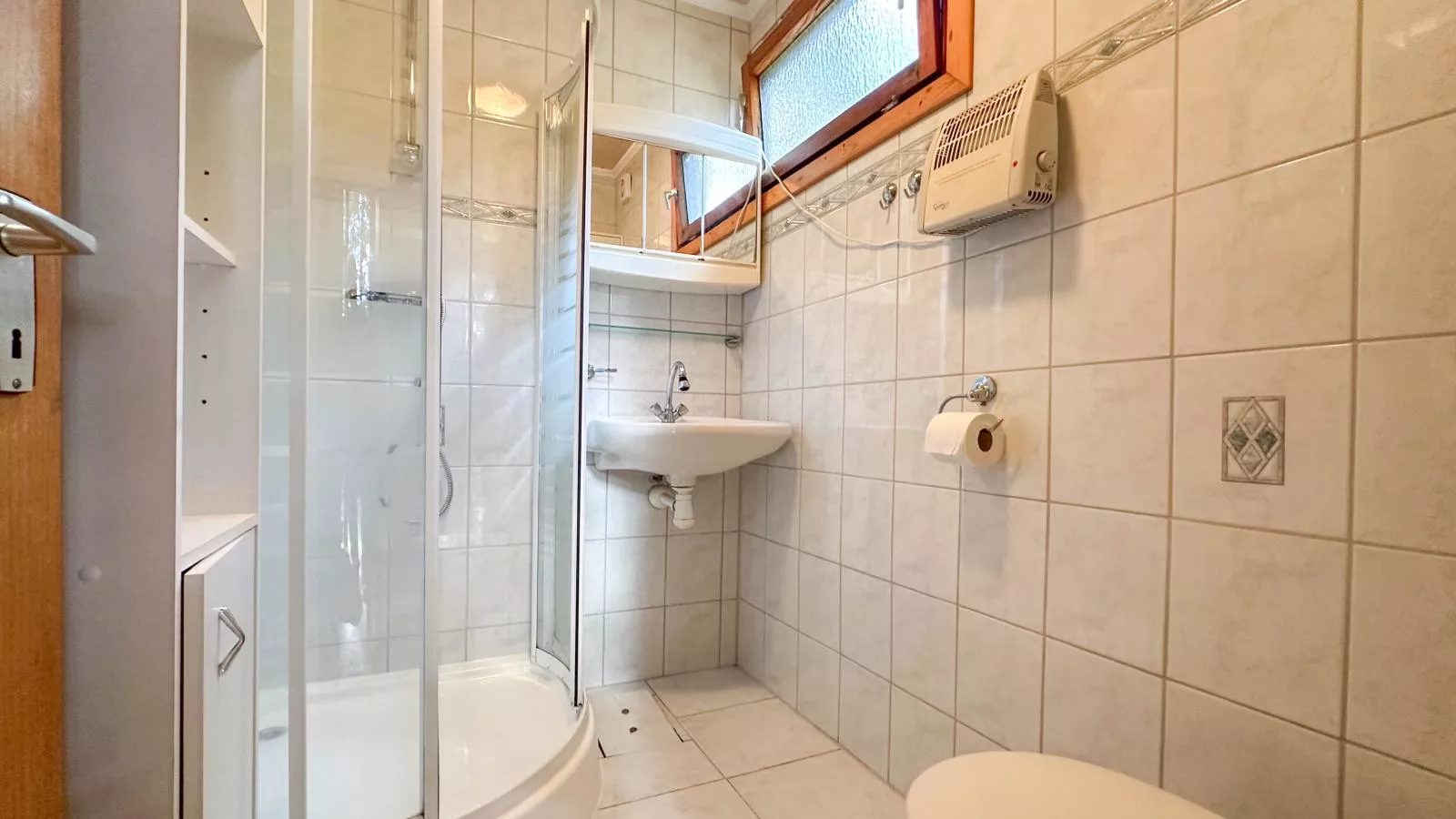 Wood Cabin-Bathroom