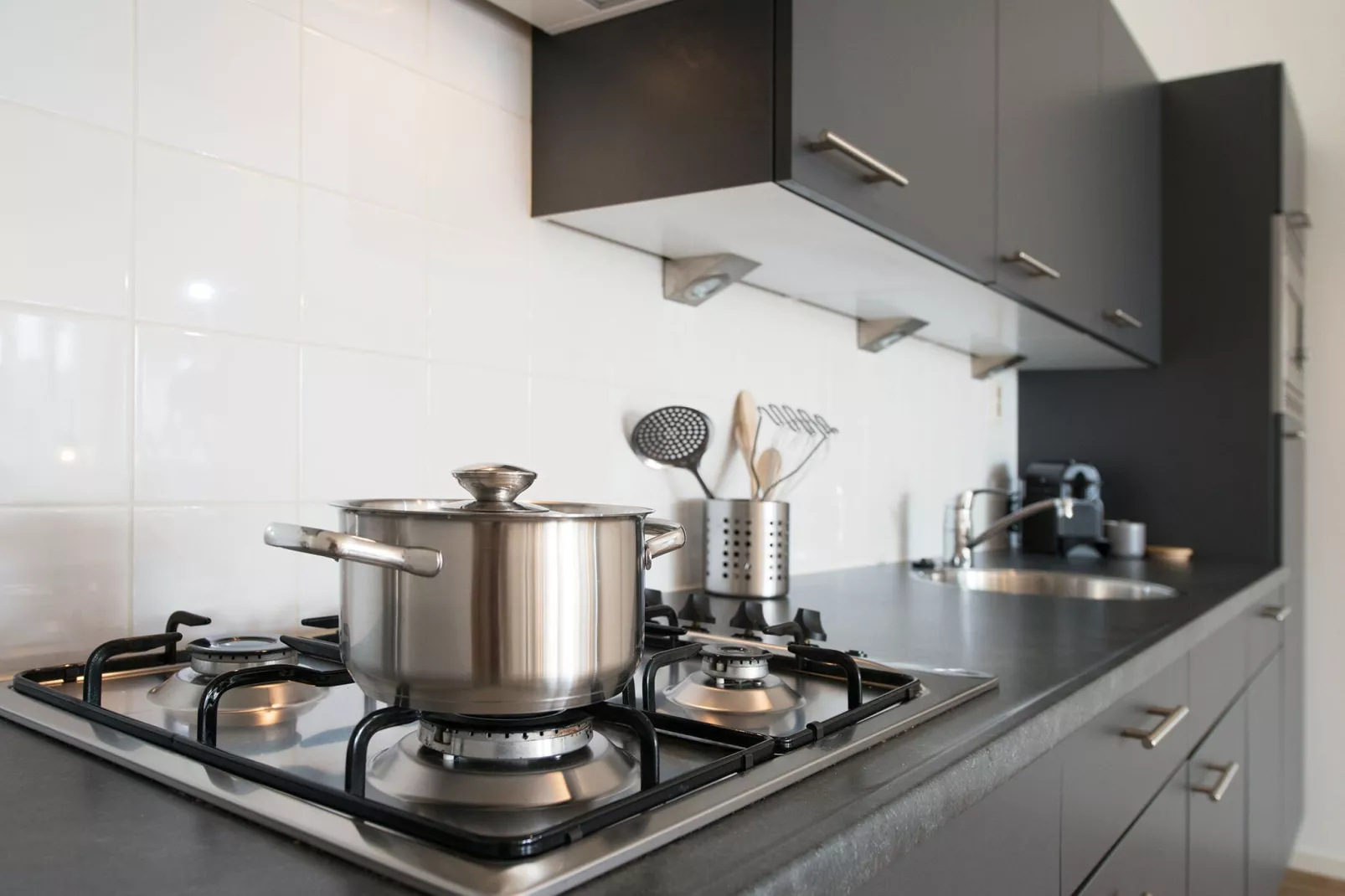 Scheveningen Harbour 48A-Kitchen