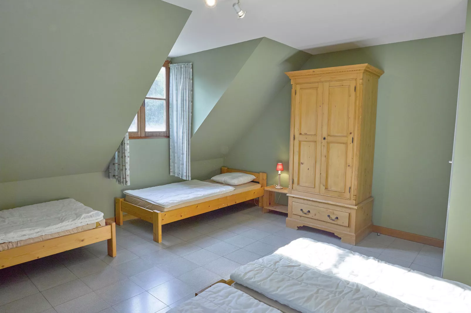 Le Roi-Bedroom