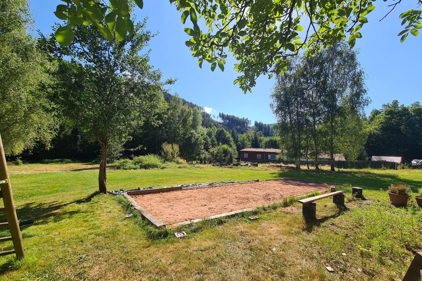Ferienhaus mit eigener Bar am Bach in Saint Quirin-Gardens summer