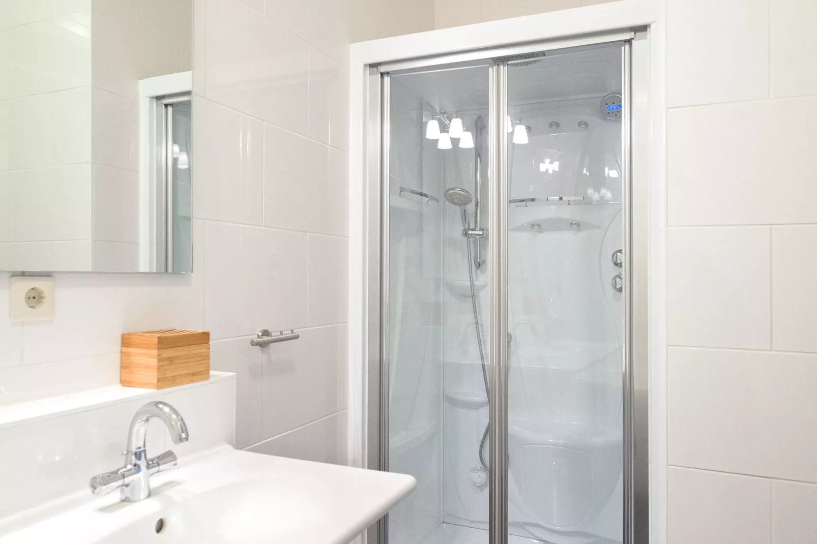 Scheveningen Harbour 56D-Bathroom