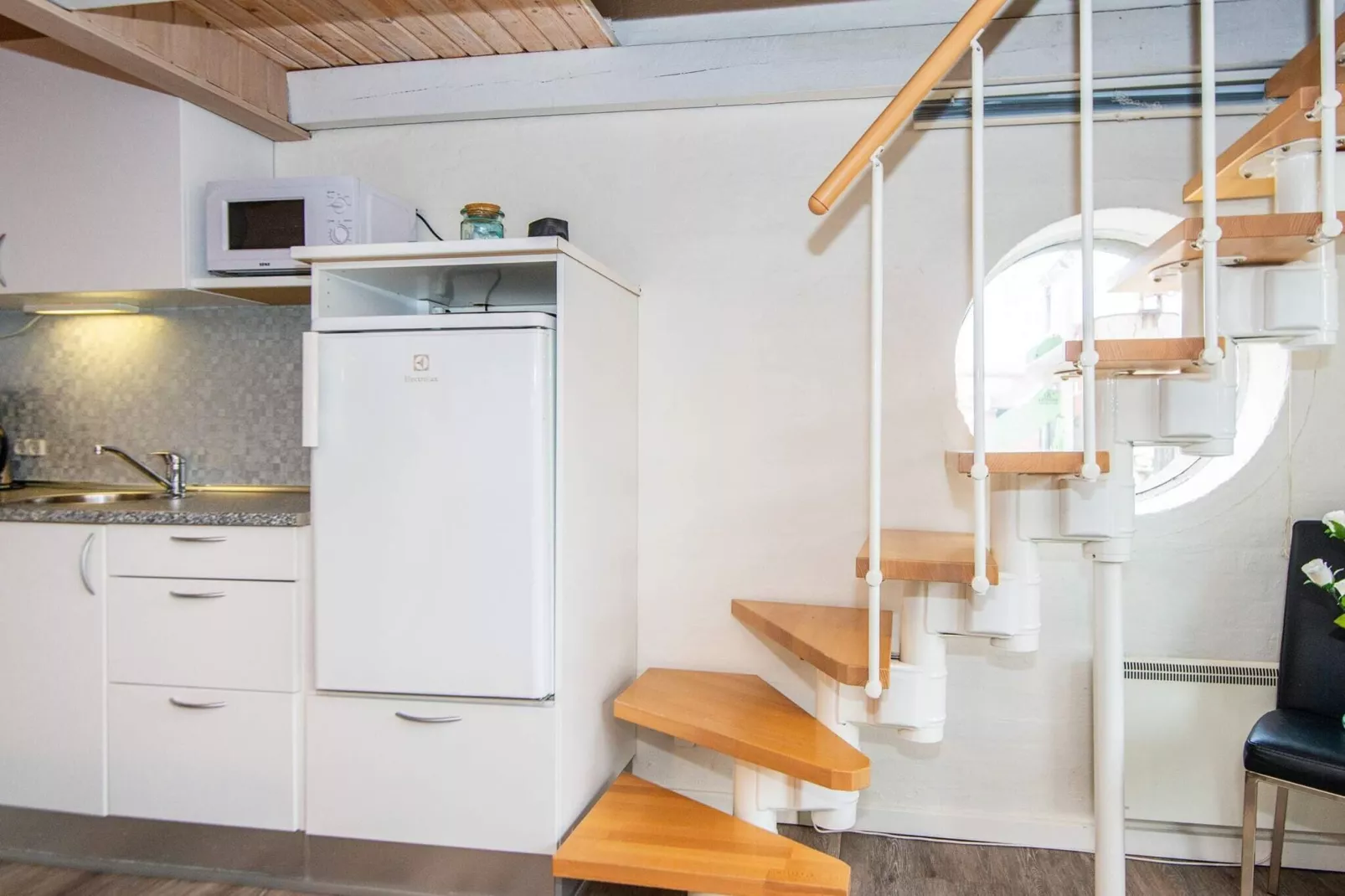 3 room,2 levels,dishwasher-Indoor