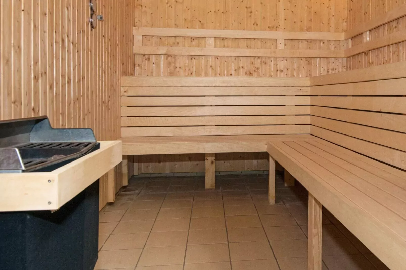 3 room,2 levels,dishwasher.,Premium-Pool