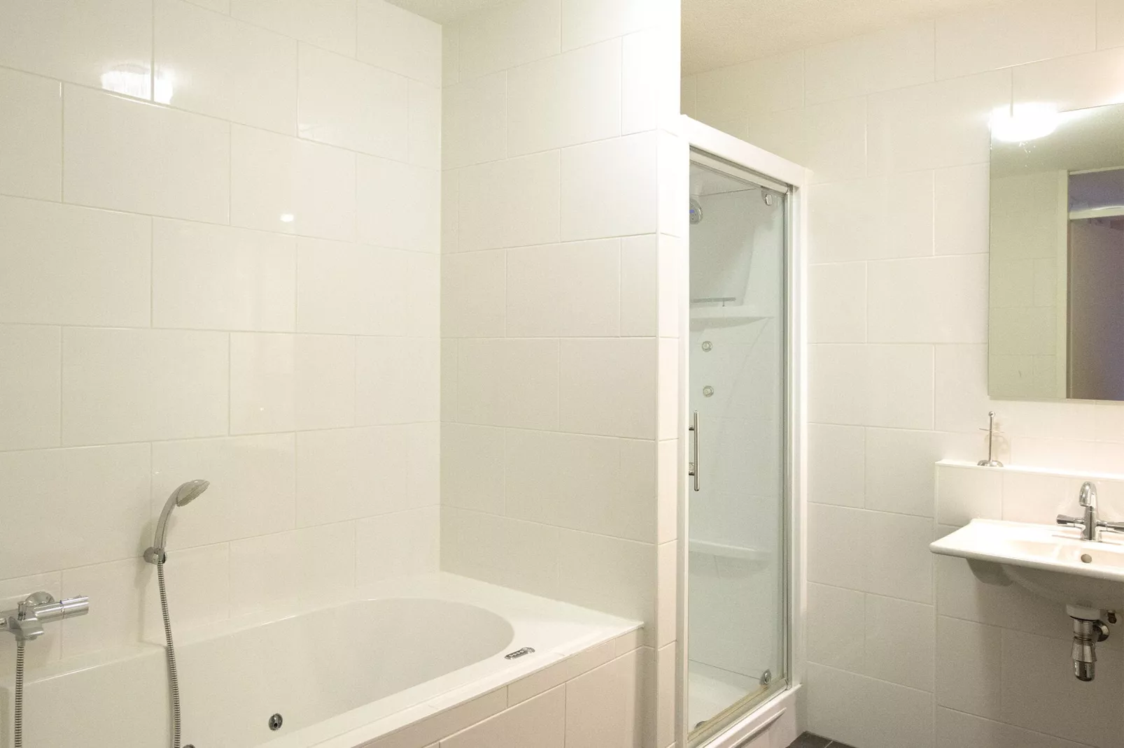 Scheveningen Harbour 60B-Bathroom