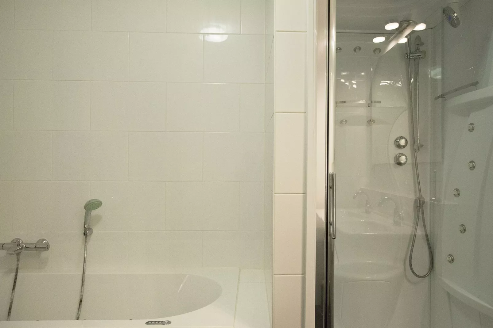 Scheveningen Harbour 60B-Bathroom