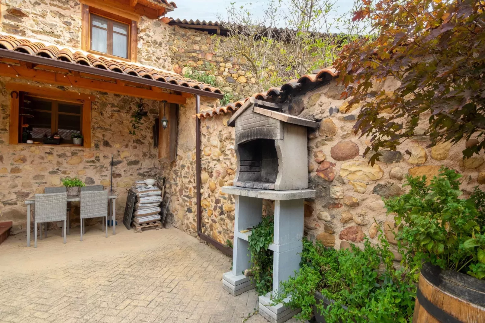 Casa rural Benllera-Gardens summer