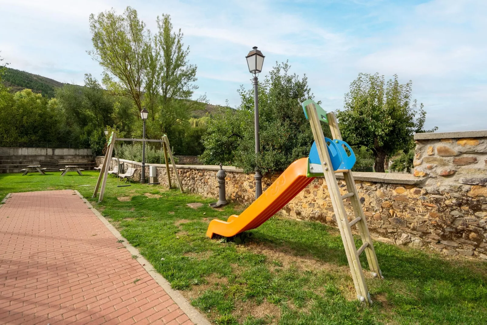 Casa rural Benllera-Gardens summer