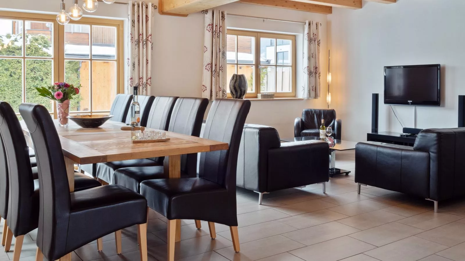 Maxima - Ski in - Ski Out-Living room