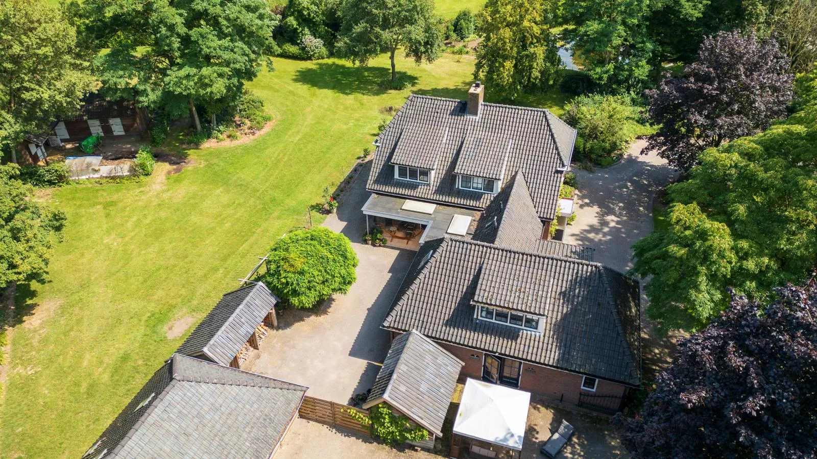 Huis te Lande-Exterior summer