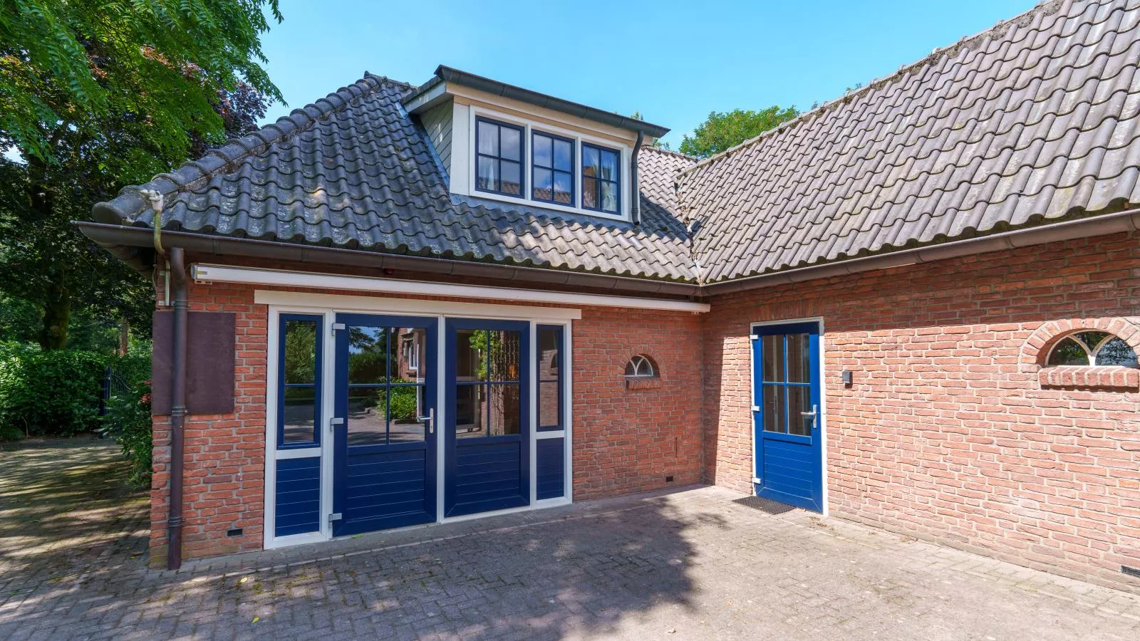 Huis te Lande-Exterior summer